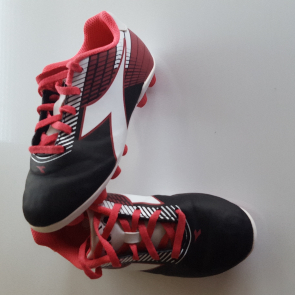 Diadora,size USA K13, Soccer Cleats, Excellent Pre Owned Condition!I